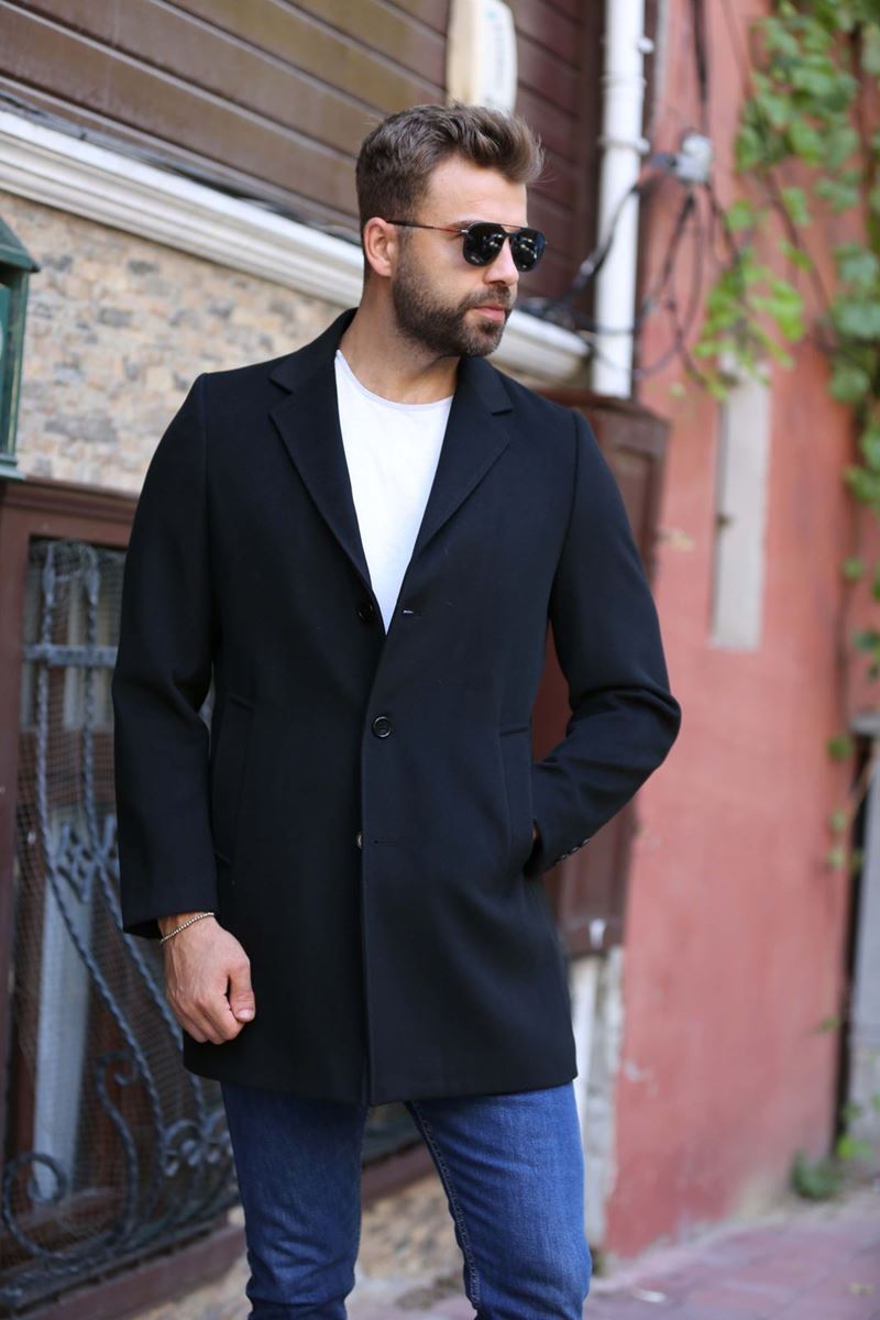 صورة معطف أسود كلاسيكي